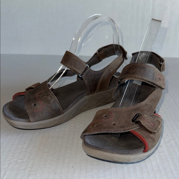 Cobb Hill By New Balance Light Brown Low Wedge Sandals - Picture 1 of 10